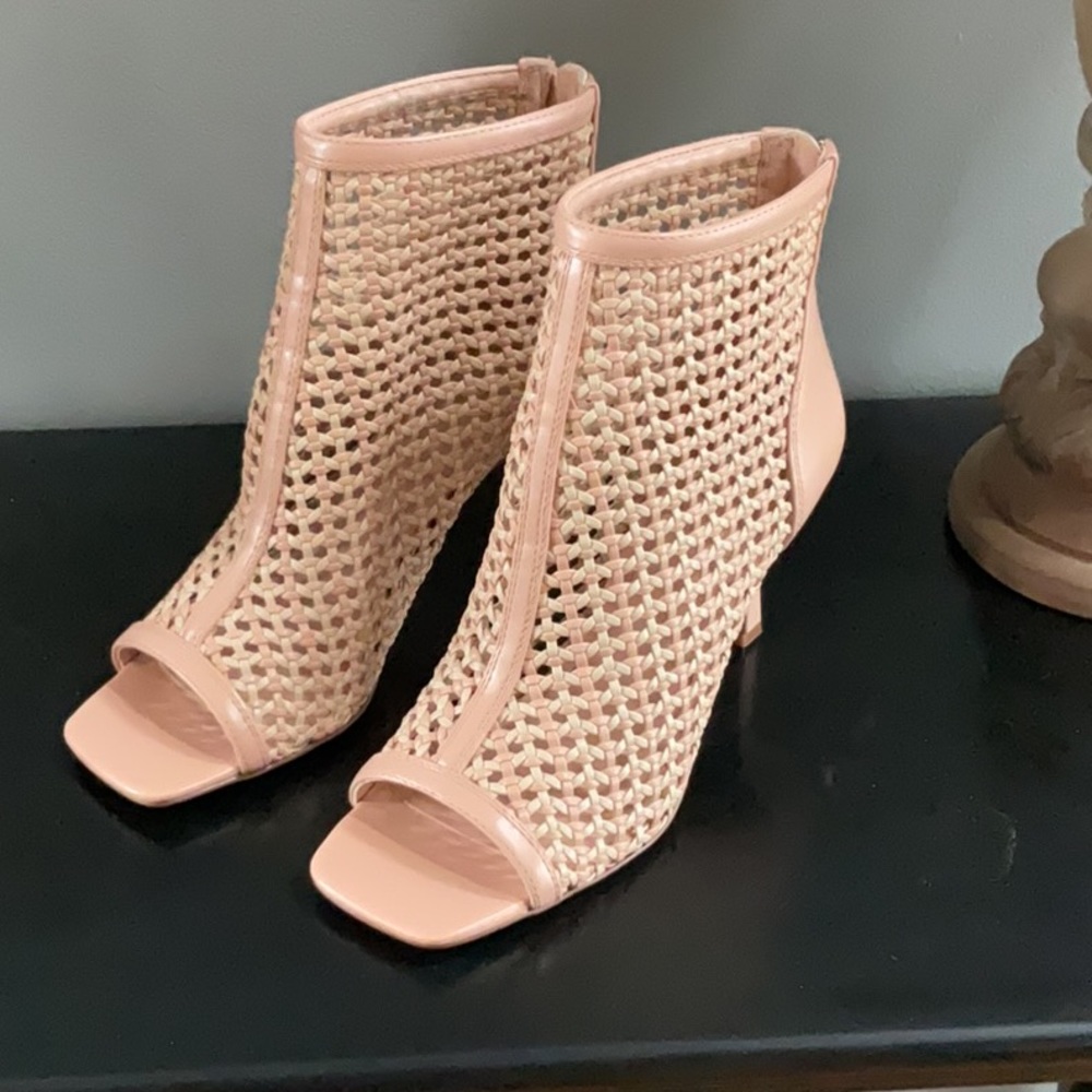 VINCE CAMUTO EMALANI WOOVEN SHOOTIES NWOT SIZE 71/2 NWOT